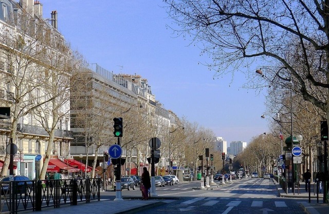 A BLEND OF MINIMALIST ELEGANCE, PARISIAN FLAIR NEAR RUE MOUFFETARD-LATIN QUARTER