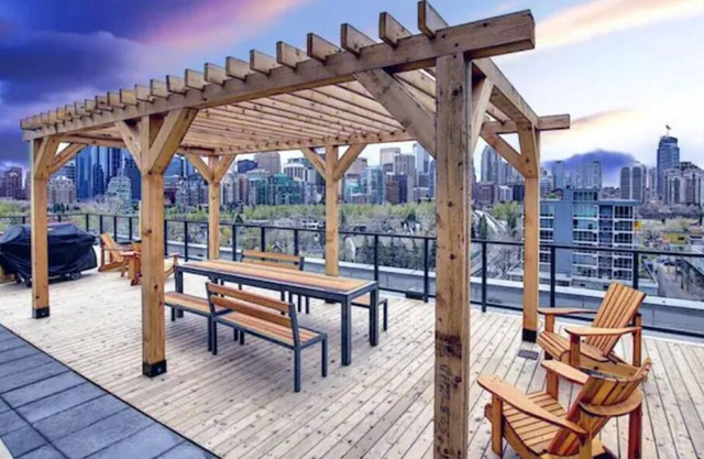 A/C Chic Luxury Near River, Patios, Food + Parks