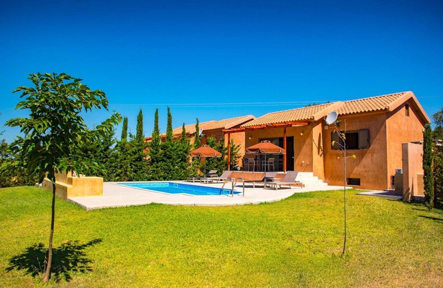 A Charming 2 bedroom Villa, 2 Bathrooms, Private Pool, Short walk to the beach