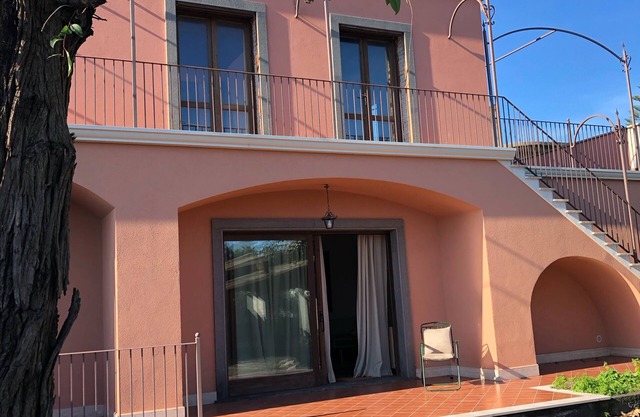 A Circa Seicento Metri dal Mare la Villetta è Circondata da Giardino e Tettoia