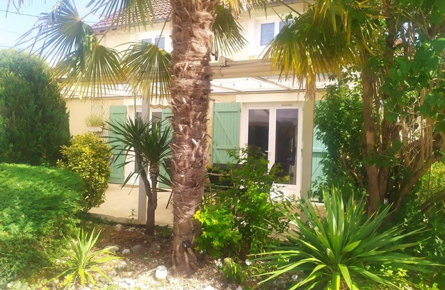 A cool house for the summer, in a quiet, flowery garden, relaxation assured.