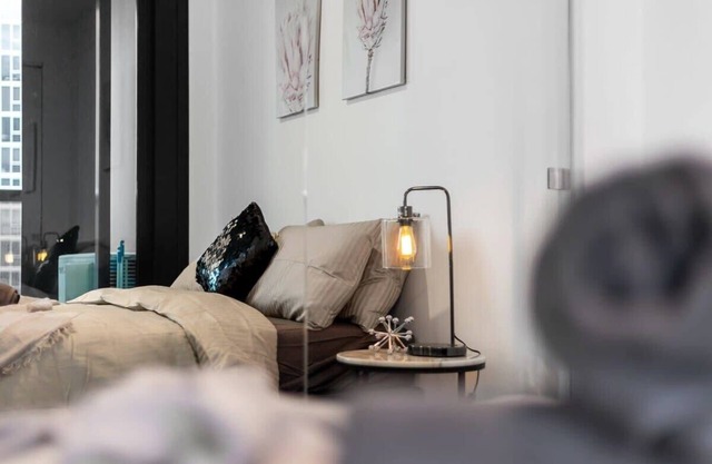 A Cozy Apt, Only a 5-min Walk to Victoria Market