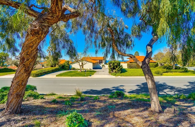 A Cozy Home with amazing ocean views (Longer Stay rentals only)