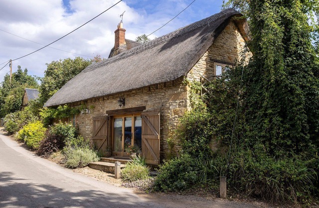 A delightful dog friendly thatched holiday cottage - The Barn by the Ford