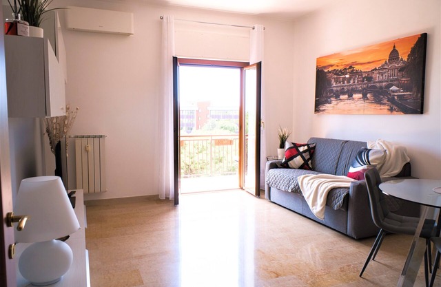 A few minutes from Villa Pamphili, elegant panoramic apartment.
