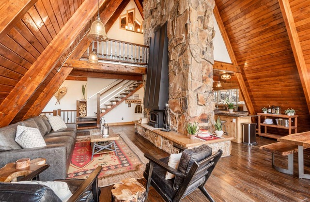 "A" Frame of Mind - 4 bed/3 bath, Close to Resort/Hiking, Hot Tub, Sauna, Views, Outdoor Fire Pit