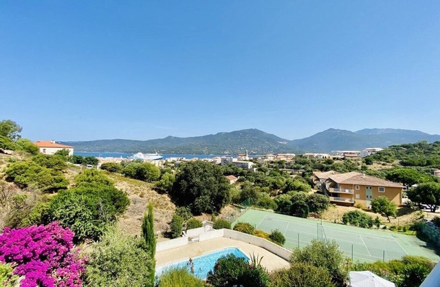A Funtana two bedrooms, sea view, swimming pool and tennis court