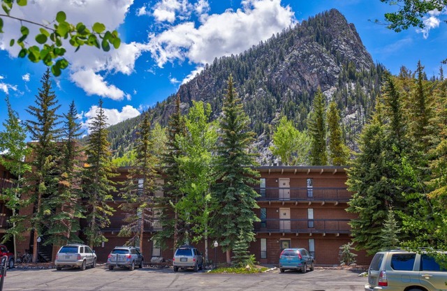 A great value for those who want to do some skiing or boarding inexpensively. Ten Mile Island is a 2 bedroom, 2 bath condo just off Main Street in Frisco.