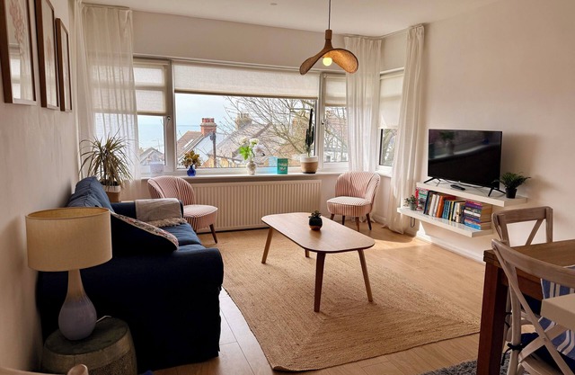 A hidden gem, just 4 minutes from the beach & lively shops & bars of Leigh Town,