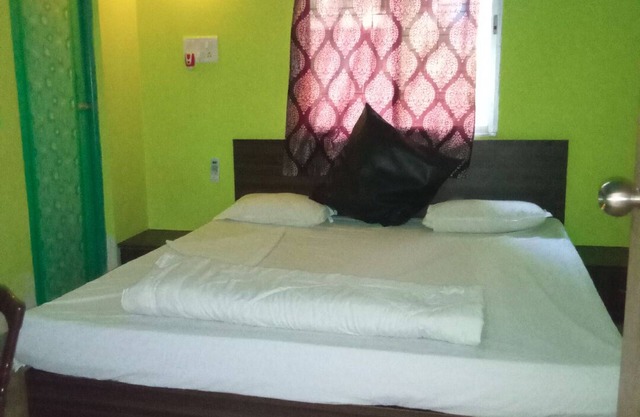 A India Guest House AC Deluxe Room