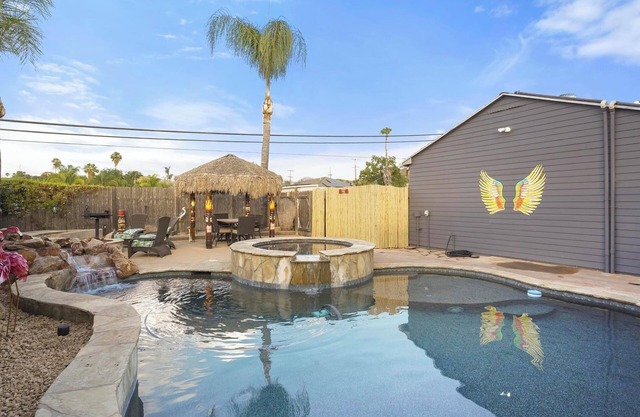 A Lakeside Retreat - The Birdhouse SD, nPool, Spa, Fire Pit, Game Room