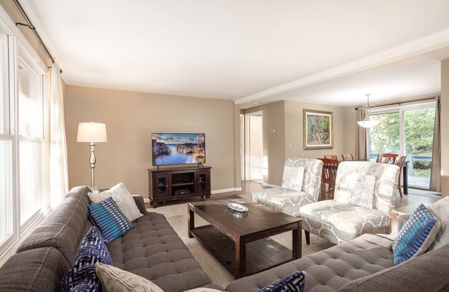 A Leland Favorite!Walk to Beach& Town Sleeps 10 OPEN for Toast the Season Wines!