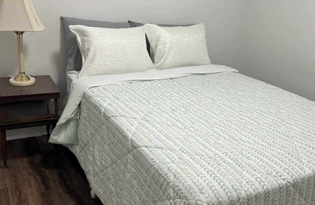 A little 5 Stars Living in Oshawa just second to 401, minute to Oshawa Mall.