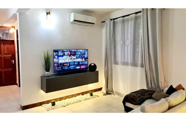 A luxurious 2 bedroom apartment w/a king size bed
