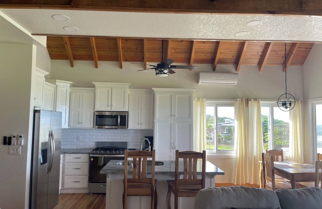 A Luxurious Charming Bungalow Located in Tranquil Utila