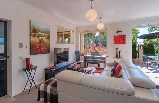A luxury apartment beside the river and close to the city centre