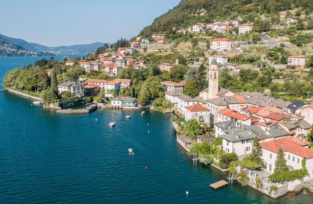 A magnificent residence nestled in greenery on the shores of Lake Como