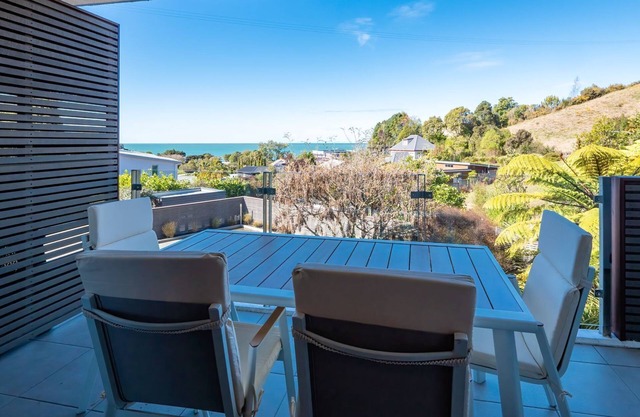 A modern and convenient apartment close to the beach and with a fenced pool