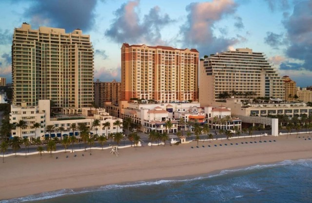 A MUST STAY FOR SPRING BREAK! Perfect location, beach, pool, nite life! FUN FUN