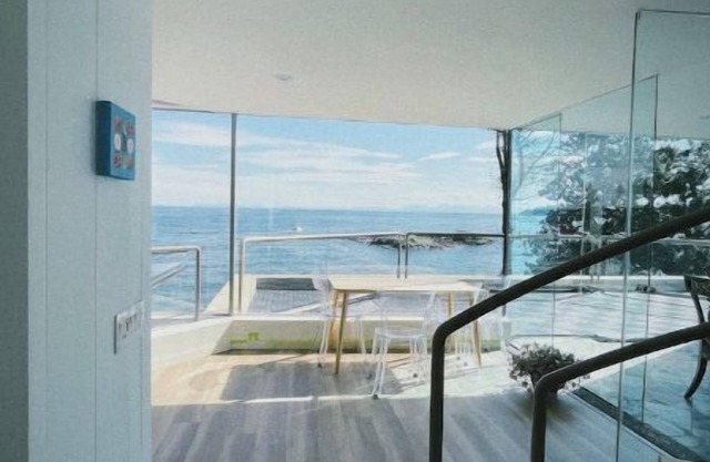 A picturesque seaside villa in the West Wen and naturen