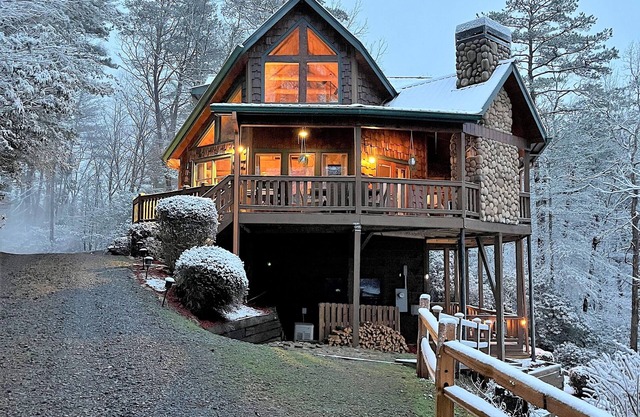 "A Point of View" - Cozy Cabin. Long Range View. All paved roads.