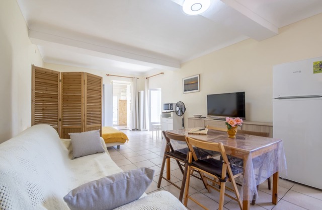 A quiet and cosy rental in the town centre with views over the sea
