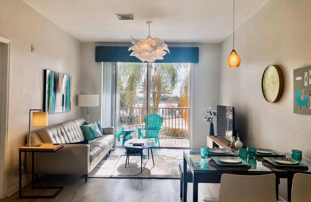 A Real Gem! Remodeled Lake View Treasure by Pool . Near Parks and Conventions