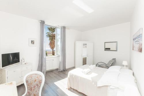 A Spiaggia, Seafront with the sand 10 steps away