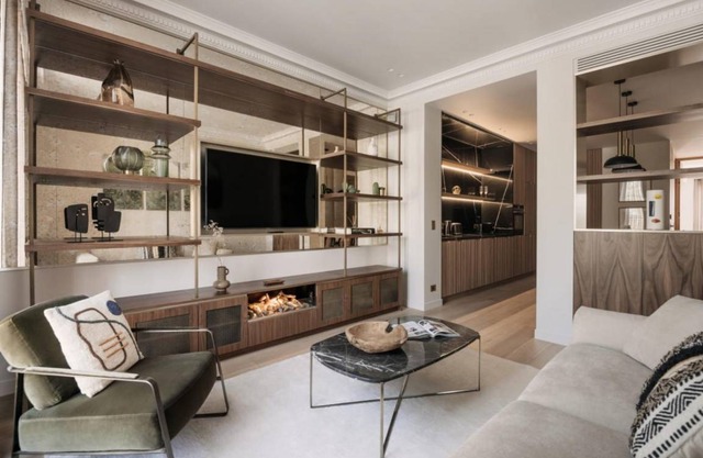 A Stylish 2BED with Services in the Marais