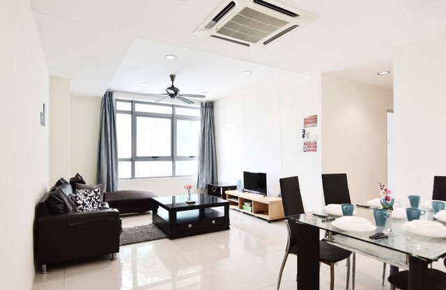A Stylish & Cozy High-Floor, 4BR Apt FREE Parking