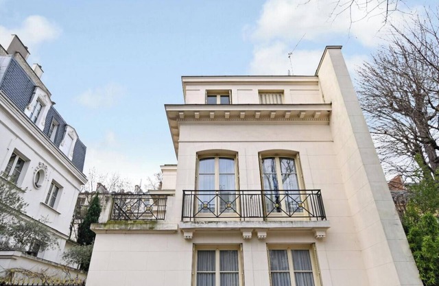 A true haven of piece near Arc de Triomphe and Champs-Élysées
