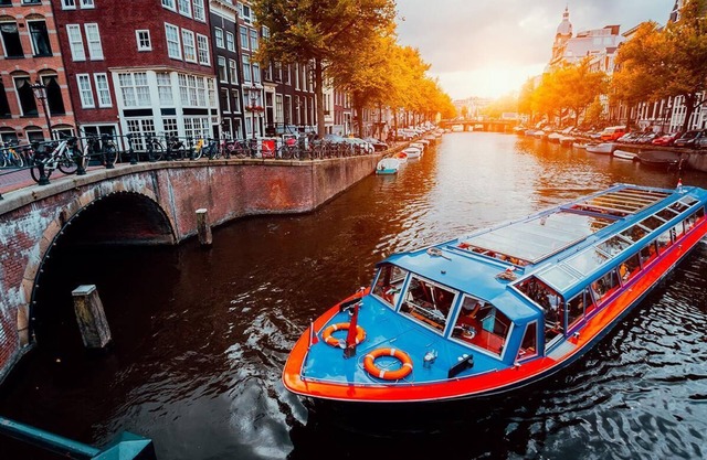 A unique canal-view experience in Amsterdam City Center