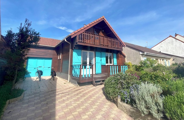A unique, quiet, all-wood chalet just a stone's throw from the sea!