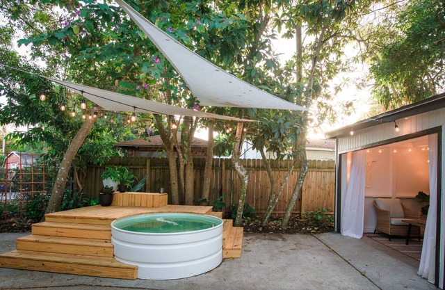 A Vero Oasis-Soaking pool, lanai w/ amenities