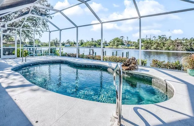 A Waterfront Oasis! Private pool, Fishing, Gulf access in sunny N Fort Myers!
