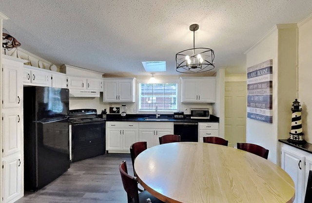 A Weekend Favorite 3 BR Home - Island Club - Sleeps 8 - IC53