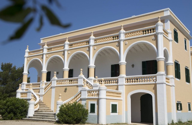A whole palace by the sea with access to breathtaking beaches