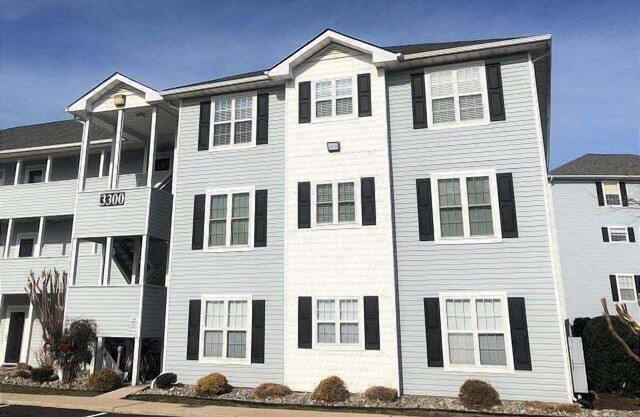 A Wonderful Condo- 3 Pools, Tennis, Biking Distance to the Beach!