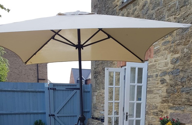 A Wonderful Garden Flat with terrace & open views for 4 people near SILVERSTONE