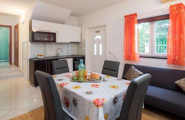 A1 apt with garden, childrens playground, parking & breakfast