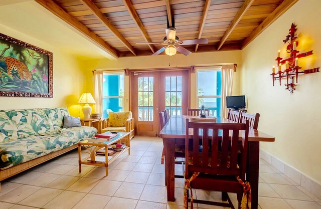 A5 Family fun by the pool & beach -kayaks, bikes, more!