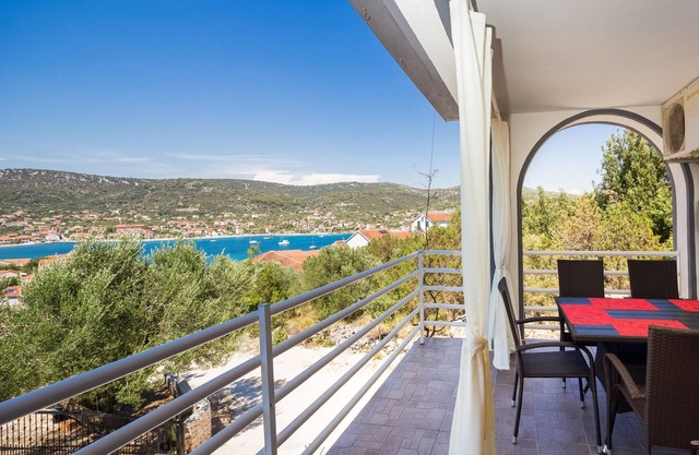 A5 - Modern apt with terrace, 3 min walk to beach