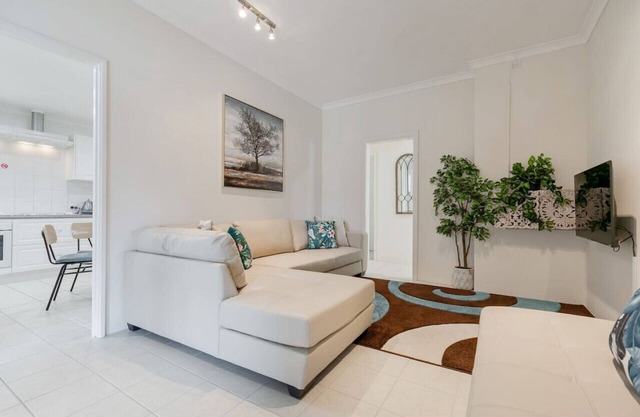 A9 - Elegant 3 bed apt in the heart of Connolly!