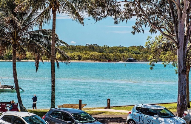 Aarons Villa - Waterfront Perfectly located on Gympie Terrace