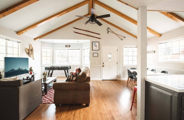 AC + <5mins to Village/Shops/BikePark/Zoo + FirePit