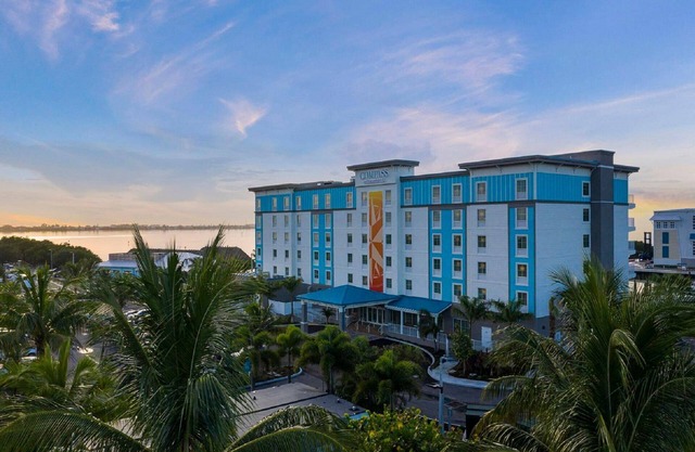 Accessible King-Bed Room w/Private Balcony & Incredible Marina Views