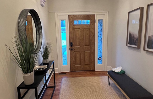 Accross the street from Notre Dame - Spacious 5-bedroom Condo in Stadium Village