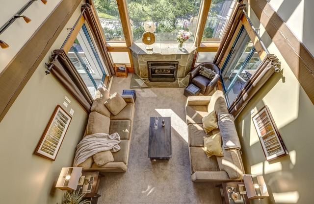Acer Vacations | Clean Ski-in Ski-out 2 Bedroom & Loft - Sleeps 8 | W/D | A/C | Greystone Lodge