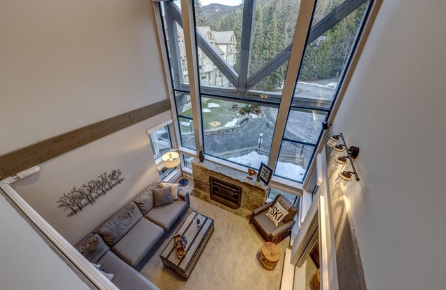 Acer Vacations | Renovated Luxury 2 bed + Loft | Ski-in/Out | A/C | Free Wifi | Greystone Lodge