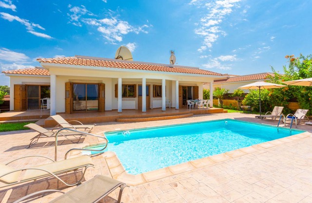 Achilles Beach Villa: Large Private Pool, Walk to Beach, Sea Views, A/C, WiFi